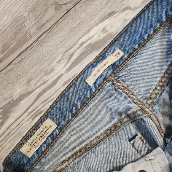 Levi's Wedgie Straight Crop Jeans - Picture 2 of 5